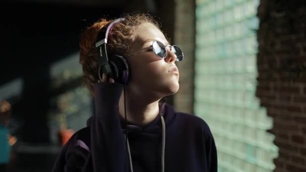 Girl Listening to Music and Dancing  - Materiał filmowy, wideo
