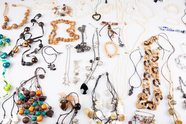 set di diverse collane di gioielli fatti a mano
 - Foto, immagini