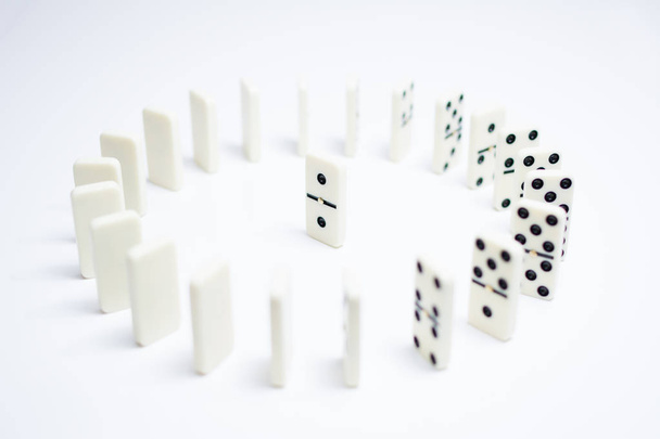 Leiderschap concept met domino tegels in cirkel - Foto, afbeelding