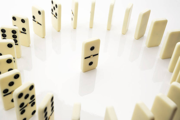 Concepto de liderazgo con fichas de dominó en círculo
 - Foto, Imagen