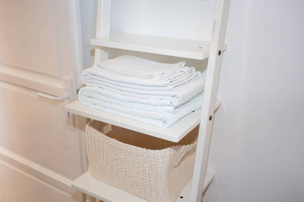 toalhas brancas dispostas no banheiro
 - Foto, Imagem