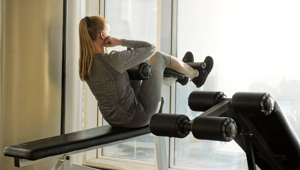Женщина среднего возраста тренируется в спортзале
. - Фото, изображение