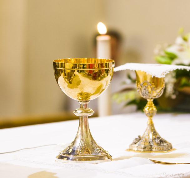 Cup met wijn en Ciborie met host op het altaar van de Heilige ma - Foto, afbeelding