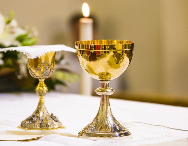 a bor és a fogadó az oltáron a Szent ma Cibórium kupa - Fotó, kép
