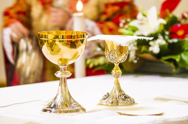 copa con vino y ciborium con anfitrión en el altar de la santa ma
 - Foto, Imagen