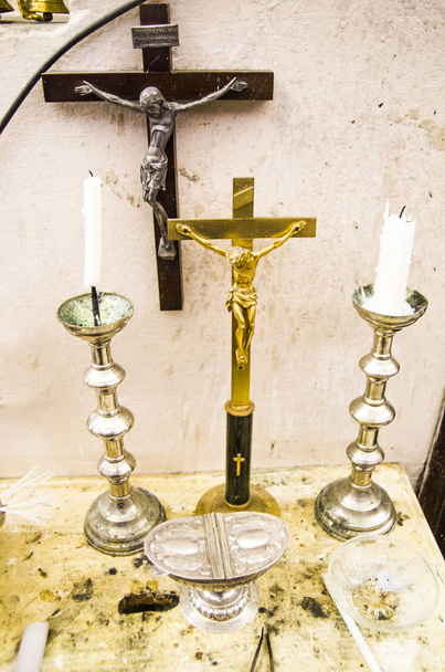 vecchi crocifissi con candele e incenso e acqua santa nel re
 - Foto, immagini
