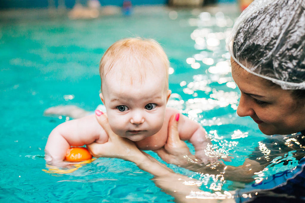 Младенец в бассейне
 - Фото, изображение