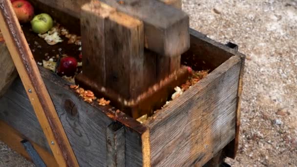 Old way of making apple jam-Crumble - Πλάνα, βίντεο