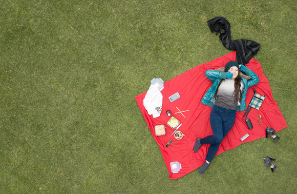 Estudante Latina lindo: piquenique no parque, vista aérea, espaço disponível para edição de blog ou anúncios
 - Foto, Imagem