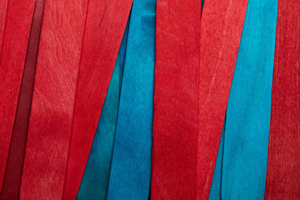 Bela textura de ripas de madeira natural de azul (turquesa) e cores vermelhas. Aparência natural e envelhecida
. - Foto, Imagem