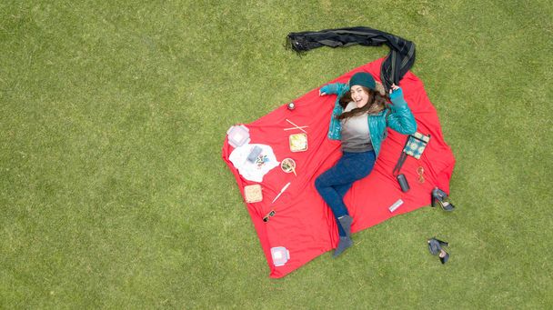 Magnifique étudiant latina profitant d'un pique-nique dans le parc, vue aérienne, espace disponible pour l'édition, idéal pour les blogs et les annonces
 - Photo, image