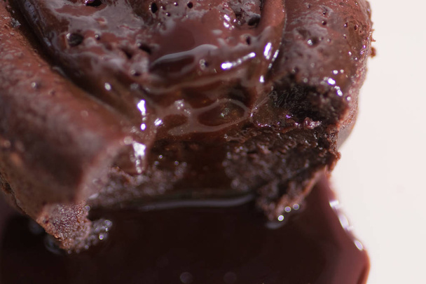 delicioso coulant de chocolate con fondo rosa
 - Foto, Imagen