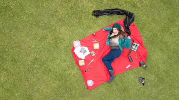 wunderschöne latina Studentin genießt ein Picknick im Park, Luftaufnahme, verfügbarer Platz für die Bearbeitung, ideal für Blogs und Anzeigen - Foto, Bild