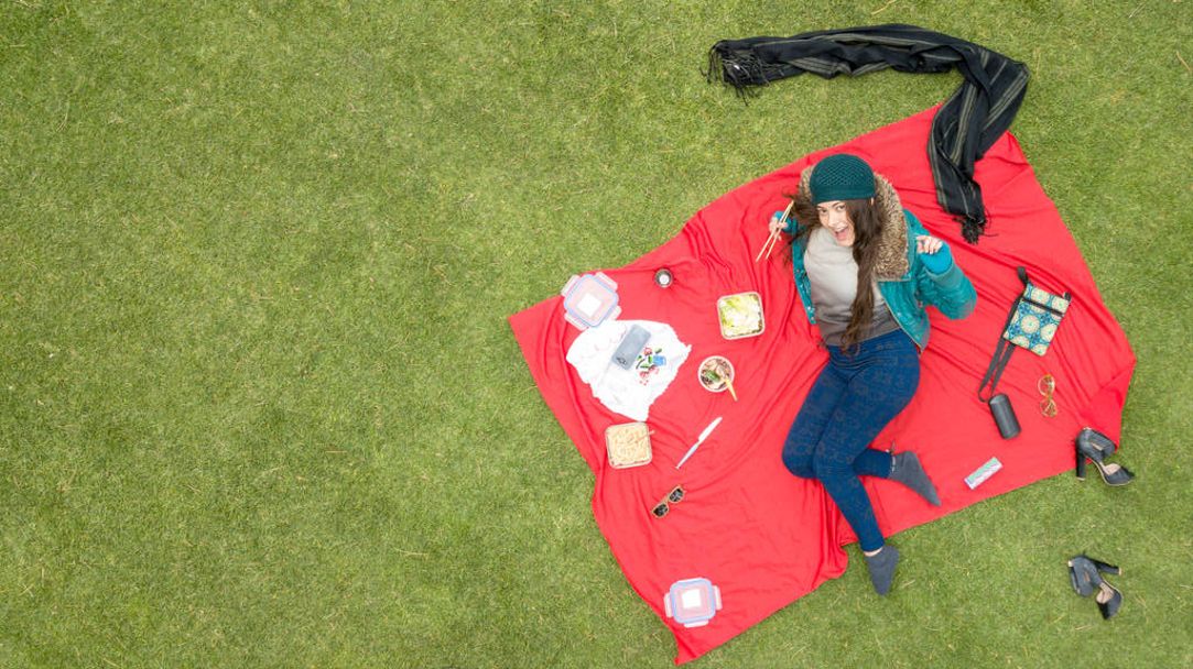 Magnifique étudiant latina profitant d'un pique-nique dans le parc, vue aérienne, espace disponible pour l'édition, idéal pour les blogs et les annonces
 - Photo, image
