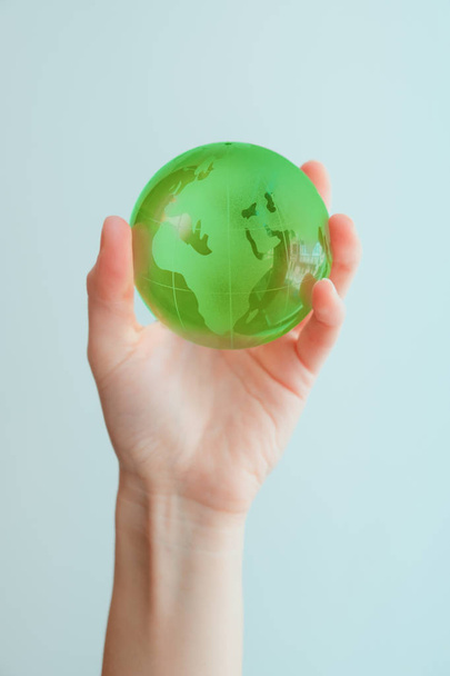 Ręce w kształcie serca, gospodarstwa zielone szkło globe  - Zdjęcie, obraz