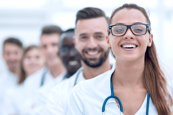 Equipe de médicos profissionais sorridentes de pé juntos - Foto, Imagem