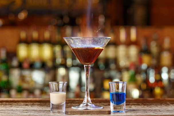 Polttaminen cocktail perusteella sambuka ja liköörit
 - Valokuva, kuva
