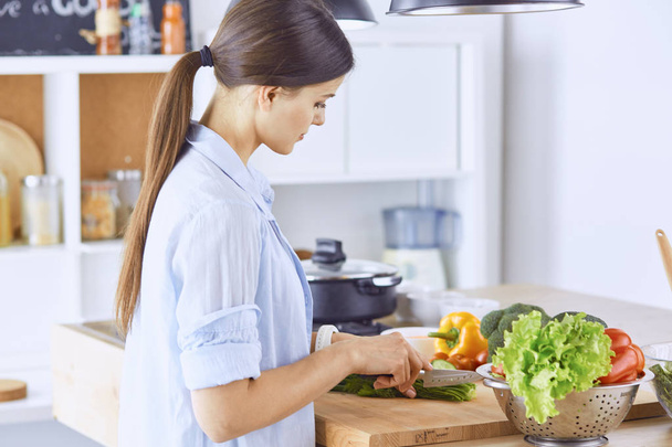 Mladá žena připravuje pokrmy v kuchyni. Zdravé jídlo - vege - Fotografie, Obrázek