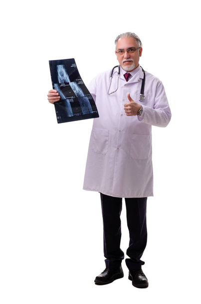 Oude mannelijke arts geïsoleerd op wit - Foto, afbeelding