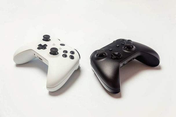 Witte en zwarte joystick op witte achtergrond - Foto, afbeelding