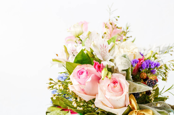 Фото романтического букета розовых роз, лилий, зеленых листьев на белом фоне
 - Фото, изображение