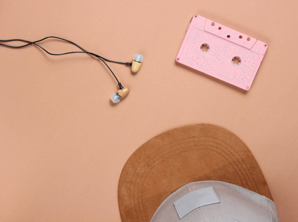 Casquette, écouteurs audio cassette sur fond marron, mélomane, minimalisme, top vie
 - Photo, image