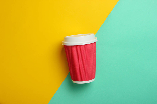 Taza de café de papel sobre un fondo pastel de colores, vista superior, minimalismo
 - Foto, Imagen
