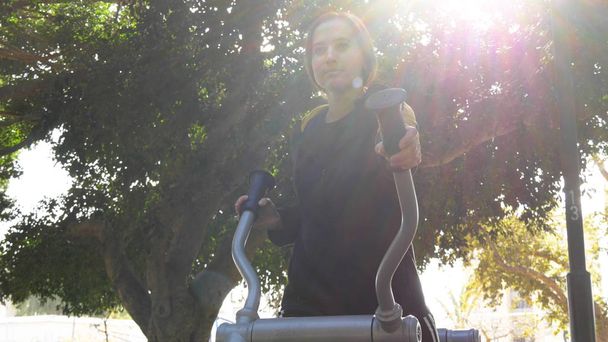 Laufen auf Streettrainer Ausrüstung sonniger Tag - Foto, Bild