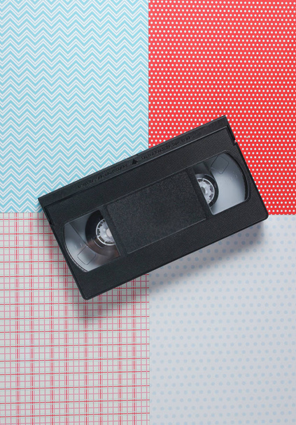 Video cassette op een creatieve achtergrond, top vie - Foto, afbeelding