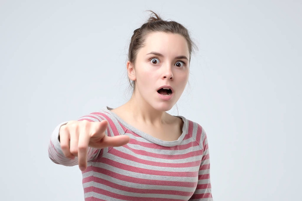 Wütende Frau zeigt mit Zeigefinger, fühlt sich verrückt - Foto, Bild