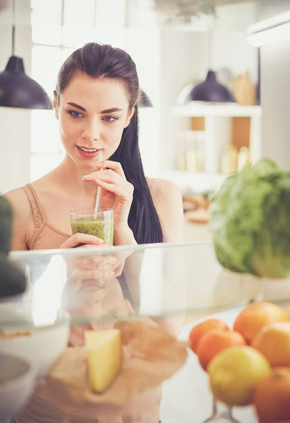 Mulher sorridente tirando uma fruta fresca da geladeira, conceito de comida saudável - Foto, Imagem