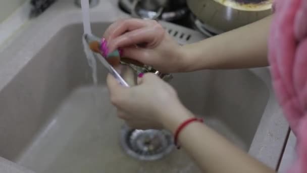 Uma mulher a lavar pratos na cozinha. Fechar a mão da mulher
 - Filmagem, Vídeo