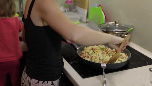 Mulher cozinhar fritar refeição. Fig. com espargos, pimenta, milho e cenoura
 - Filmagem, Vídeo