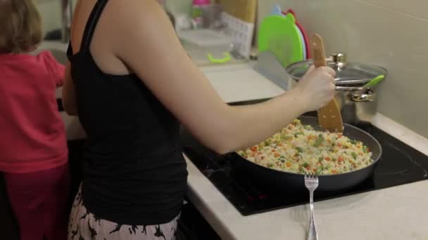 Vrouw koken fry maaltijd. Vijgen met asperges, peper, maïs en wortel - Video