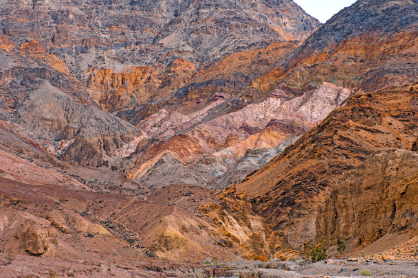 Rocce colorate su una parete del canyon del deserto
 - Foto, immagini