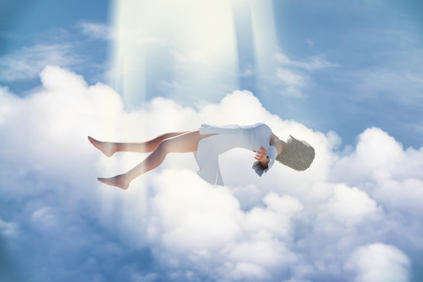 Alma dejando el cuerpo tras la muerte. meditación y concepto de sueño 3d render
 - Foto, Imagen