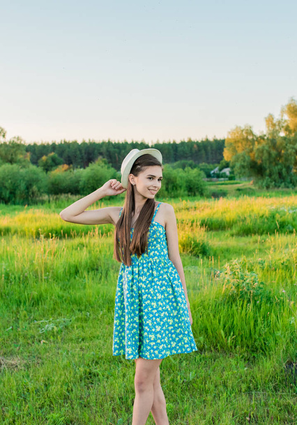 Lány a chamomiles, a mezőben a magas fűben egy csomó - Fotó, kép