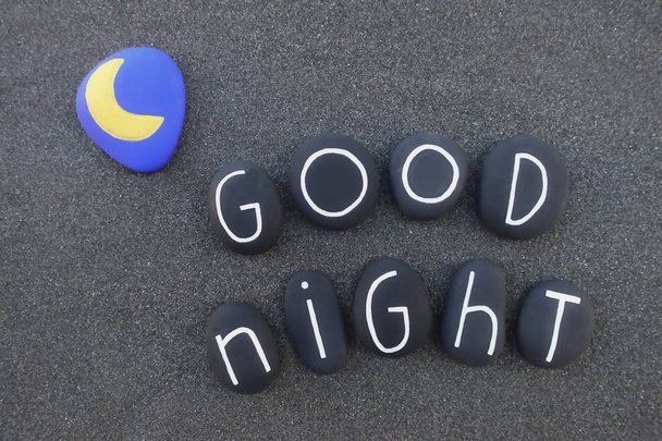 Mensaje de buenas noches compuesto con letras de piedra de color negro sobre arena volcánica negra - Foto, Imagen