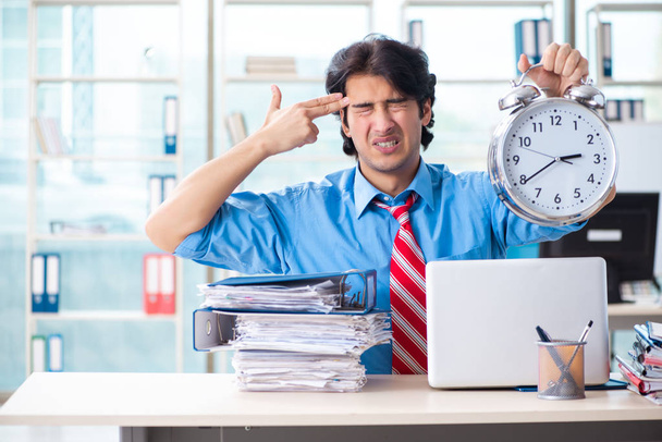 Bel homme d'affaires mécontent du travail excessif dans le bureau - Photo, image