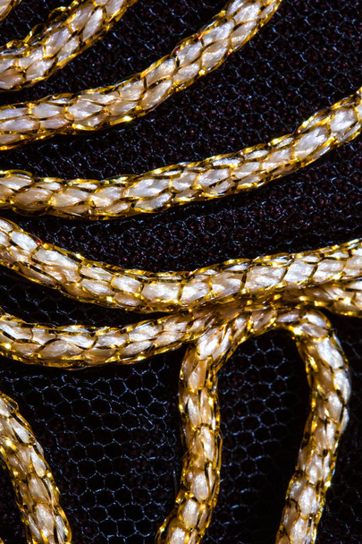 Oro líneas de costura sobre fondo negro
 - Foto, imagen