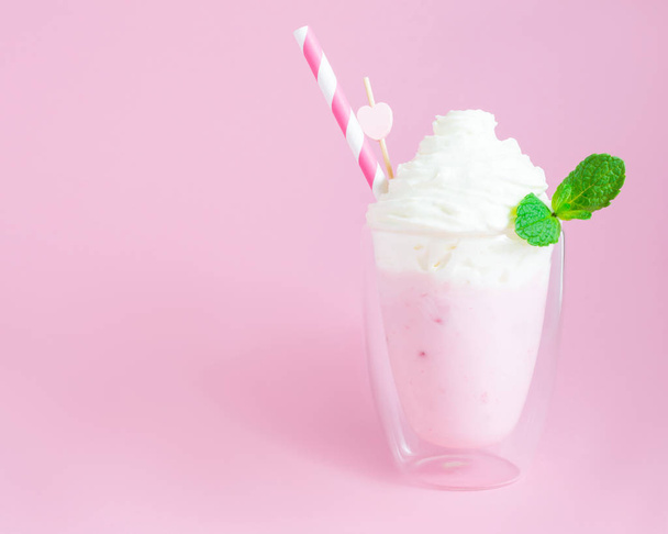 Strawberry smoothie or milkshake with whipped cream and mint lea - Foto, Imagen