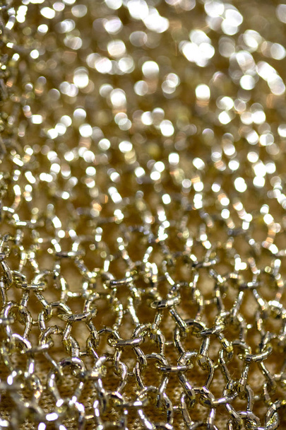 Close Up van gouden stof ketting mail naaien - Foto, afbeelding