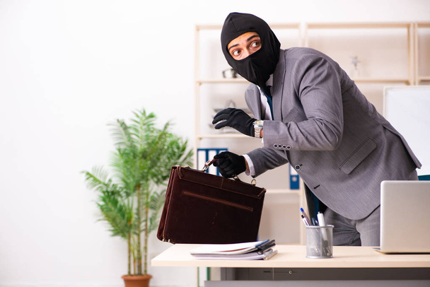 Gángster masculino robando información de la oficina
 - Foto, imagen