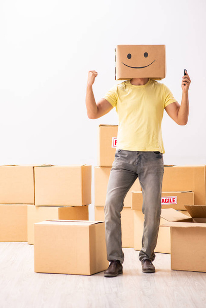 Hombre feliz con caja en lugar de su cabeza
 - Foto, imagen
