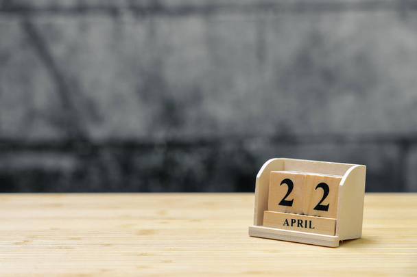 22 april houten kalender op vintage hout abstracte achtergrond. ons - Foto, afbeelding