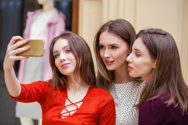 Glückliche junge Frauen machen ein Foto von sich mit dem Smartphone - Foto, Bild