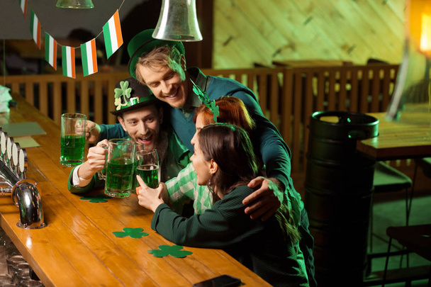 Company of good friends having great time in the irish pub - Foto, Imagem
