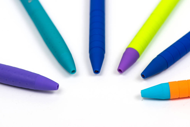 tükenmez kalemler yakın çekim. Birçok kalem. Kırtasiye - Fotoğraf, Görsel