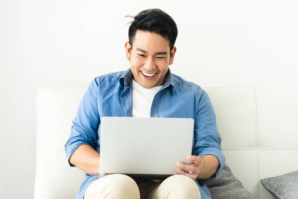 Ázsiai ember használ a laptop otthon, életmód fogalom-val másol spac - Fotó, kép
