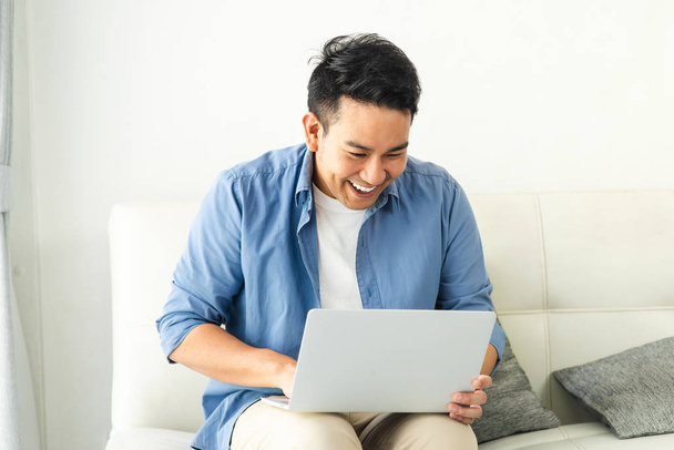 Aziatische man met laptop thuis, lifestyle concept met kopie vriendelij - Foto, afbeelding